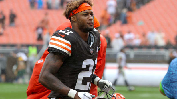 CLEVELAND, OH - SEPTEMBER 10: Cleveland Browns cornerback Denzel Ward (21) leaves the field following the National Football League game between the Cincinnati Bengals and Cleveland Browns on September 10, 2023, at Cleveland Browns Stadium in Cleveland, OH. (Photo by Frank Jansky/Icon Sportswire) NFL, American Football Herren, USA SEP 10 Bengals at Browns EDITORIAL USE ONLY Icon230910125  